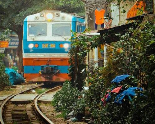 Private Hanoi Walking Street Food Tour with Train Street and Beer Corner Visit 