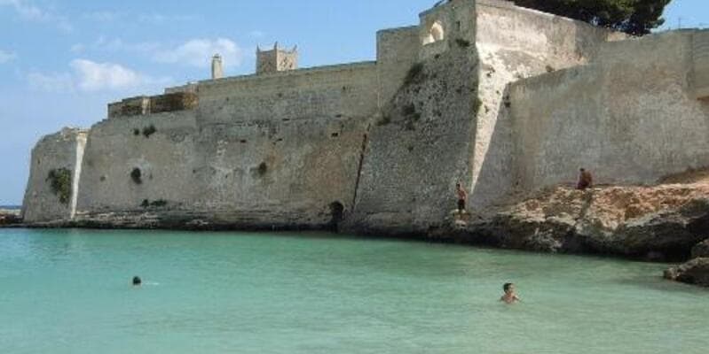 DÍA 9 – LUNES: LECCE – MONOPOLI – NÁPOLES