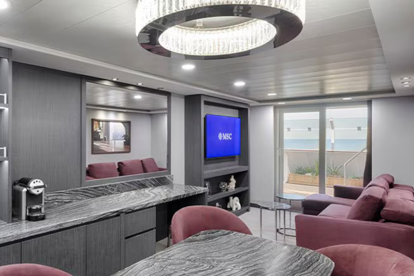 Camarote MSC Yacht Club Royal Suite con terraza y bañera de hidromasaje