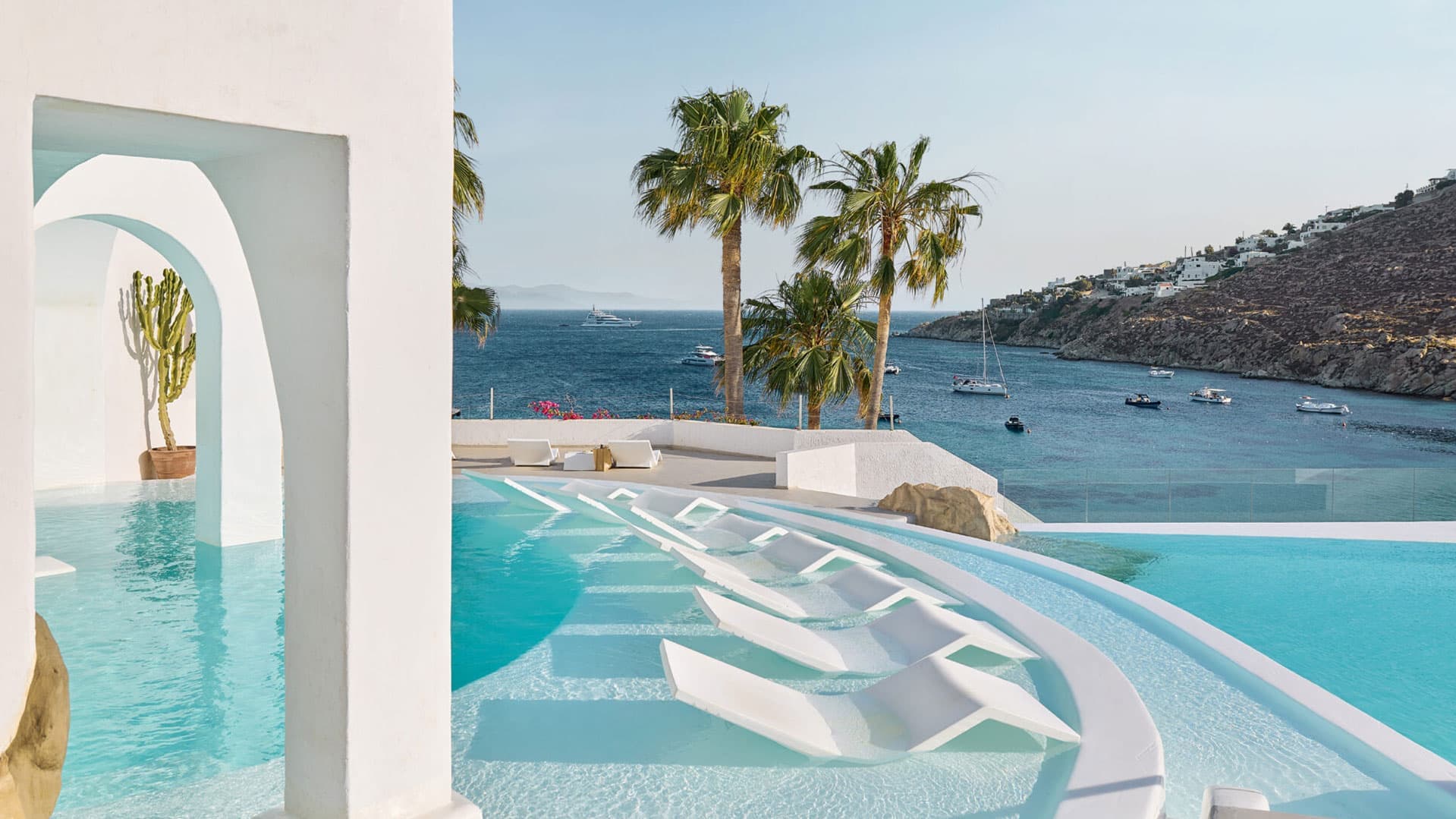Grecotel Mykonos Blu – Resort Luksoz me Pamje nga Deti Egje