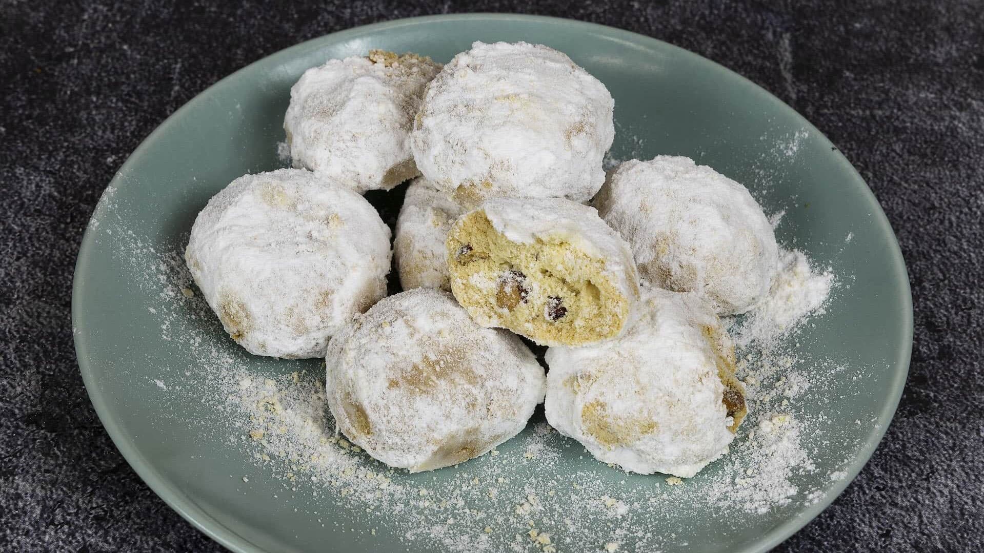 Kurabie (Powdered Sugar Cookies) - albanian traditional dessert