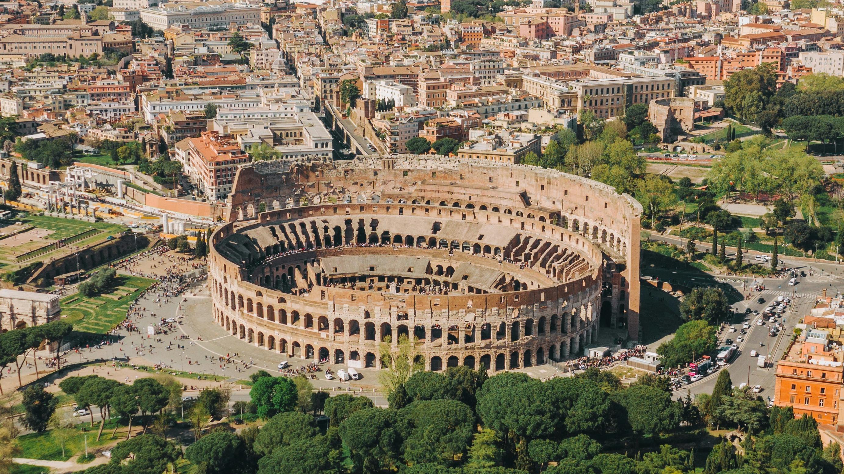 El Coliseo romano iluminado al atardecer