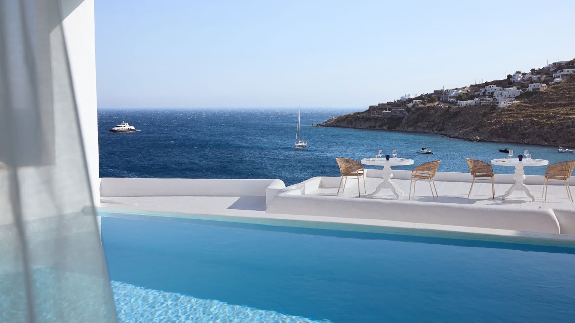 Grecotel Mykonos Blu – Resort Luksoz me Pamje nga Deti Egje