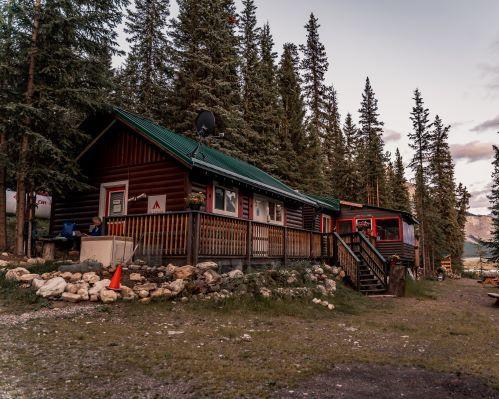 HI Beauty Creek Wilderness Hostel