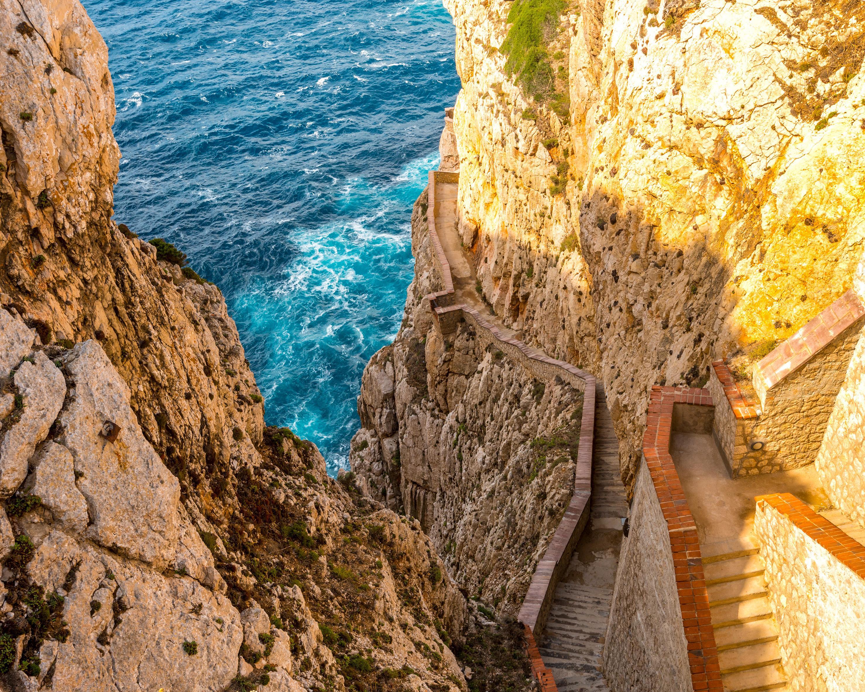 Sejur plaja Alghero, Sardinia, Italia - august 2026