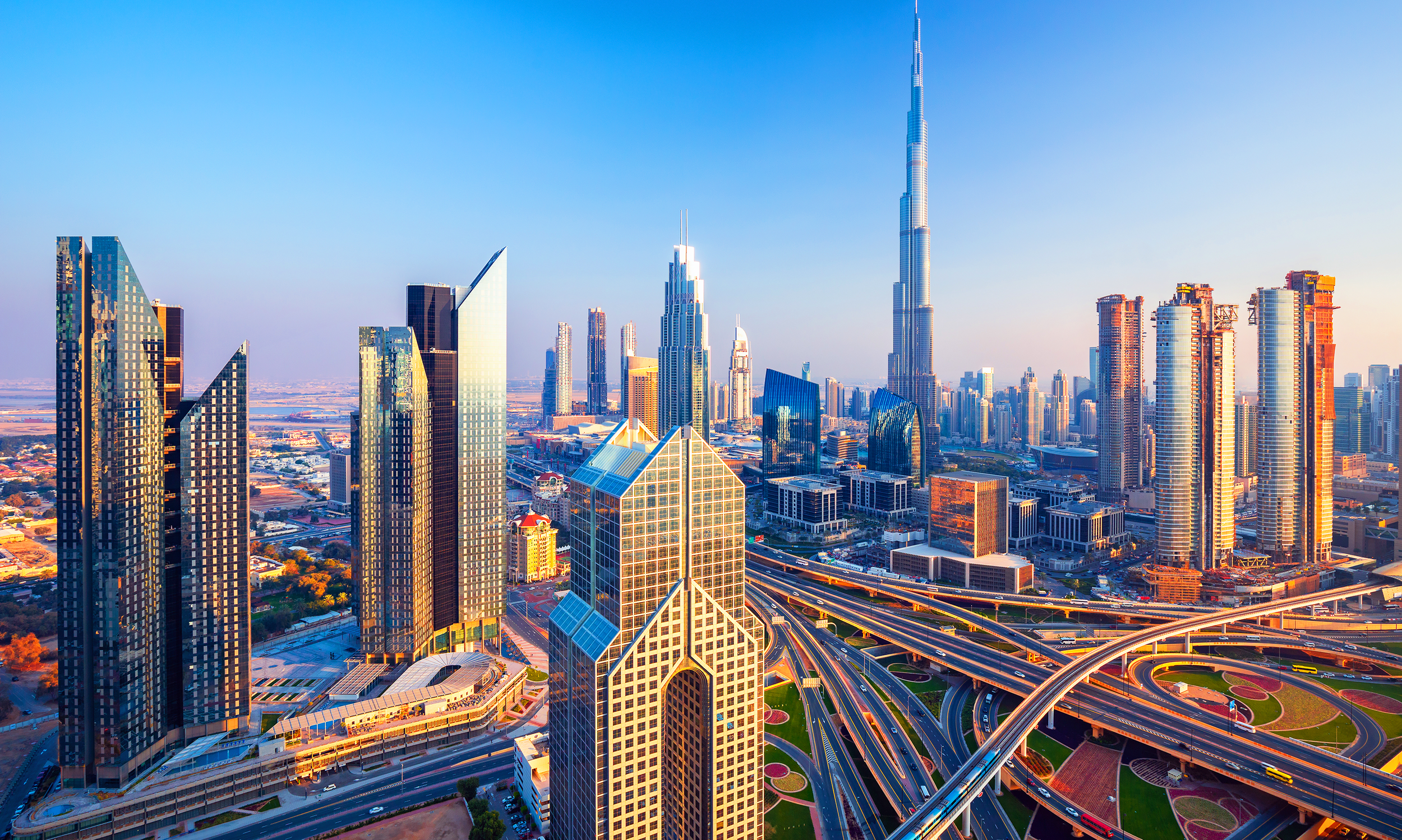 Dubai mit Burj Khalifa, Saigon & Baden in Mui Ne Hintergrundbild