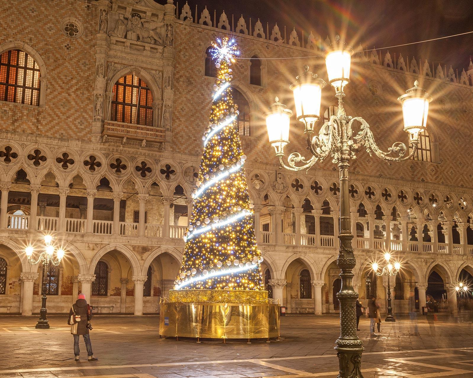 Piata de Craciun Venetia, Italia - decembrie, din Iasi