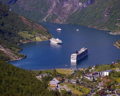 Norwegian Fjords, Charm and Traditions & Stockholm 2024 desde 1.745