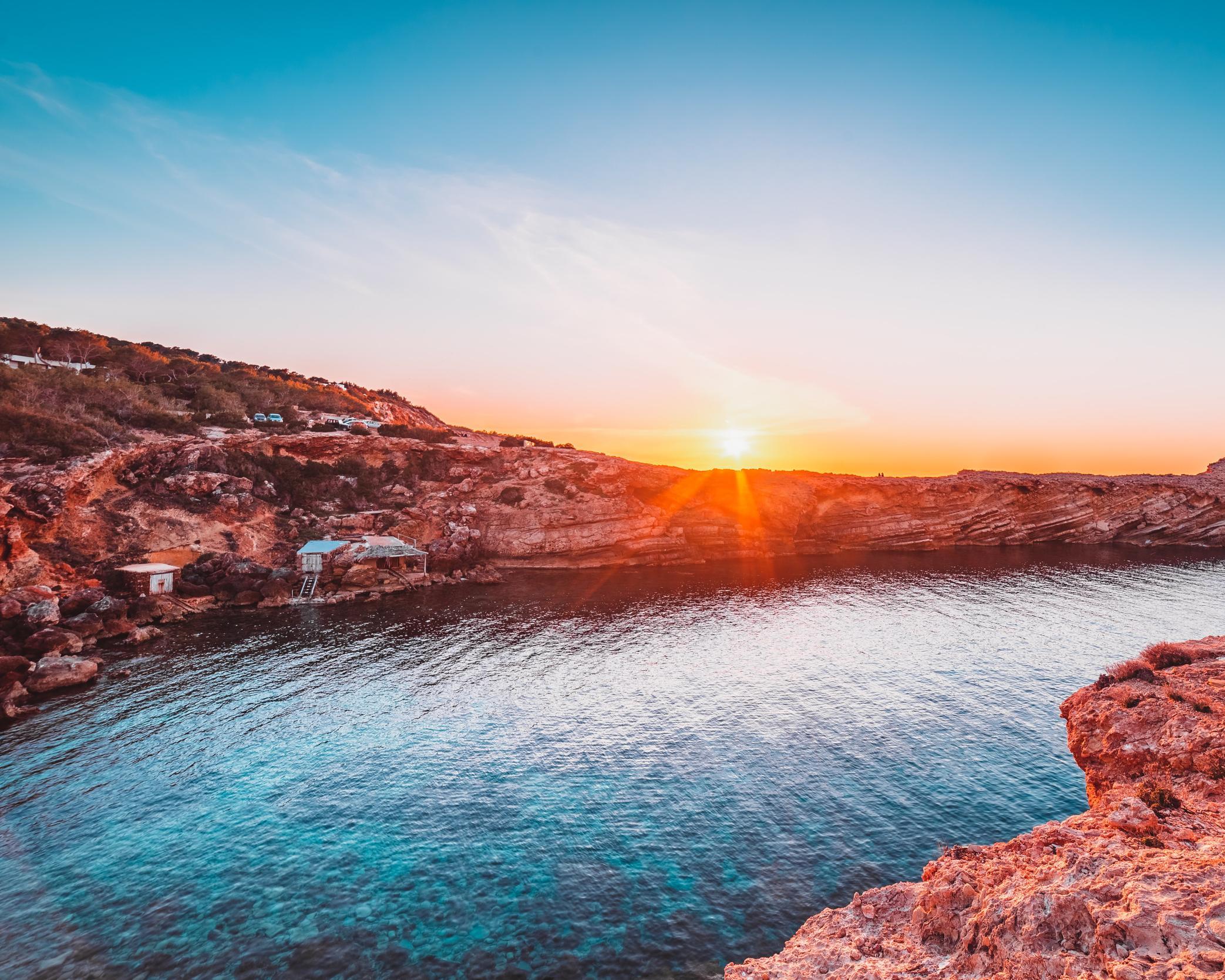 Conoce las costas de Ibiza desde Valencia