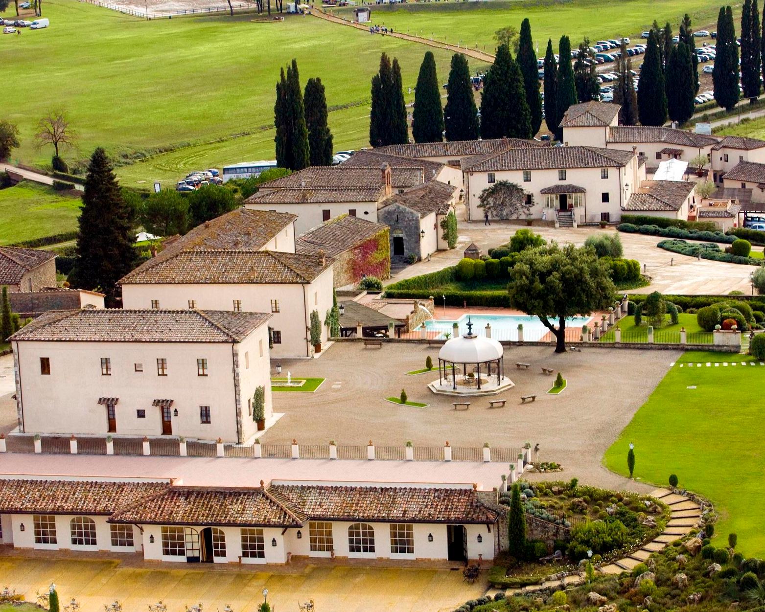 7 noches con desayuno en La Bagnaia Golf & Spa Resort Siena incluidos 3 Green fees por persona (Royal Golf La Bagnaia, GC Valdichiana y GC Toscana) y una degustación de vino y aceite con una comida con azafrán.