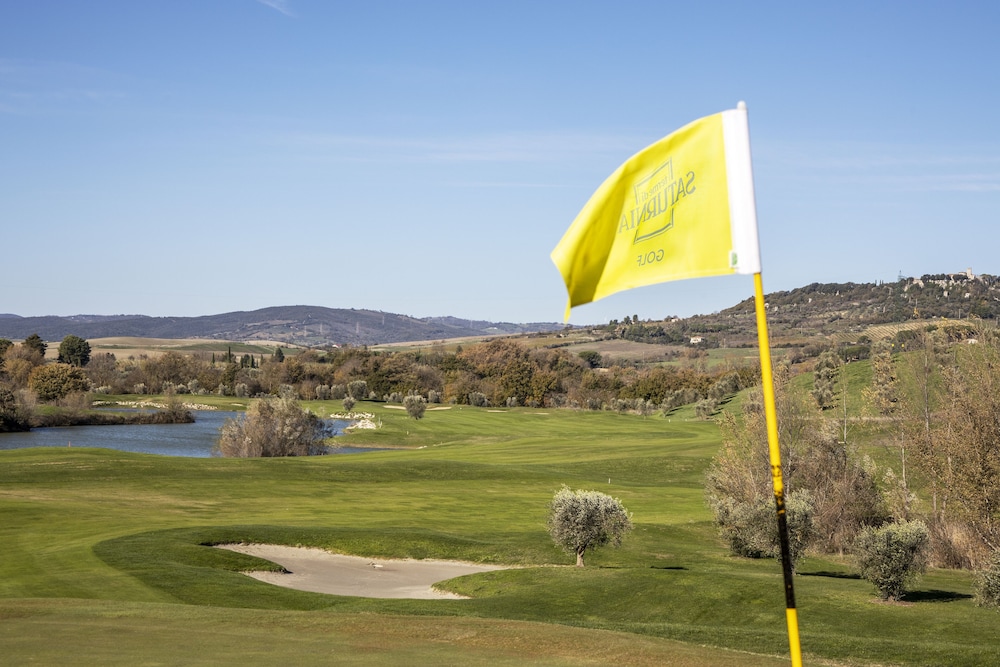 3 noches en el Terme di Saturnia Natural Spa & Golf Resort con media pensión, tratamientos de spa y green fees ilimitados.