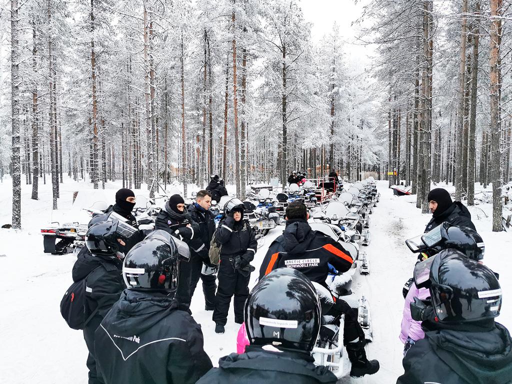Viaje combinado a Finlandia con tour en motonieve