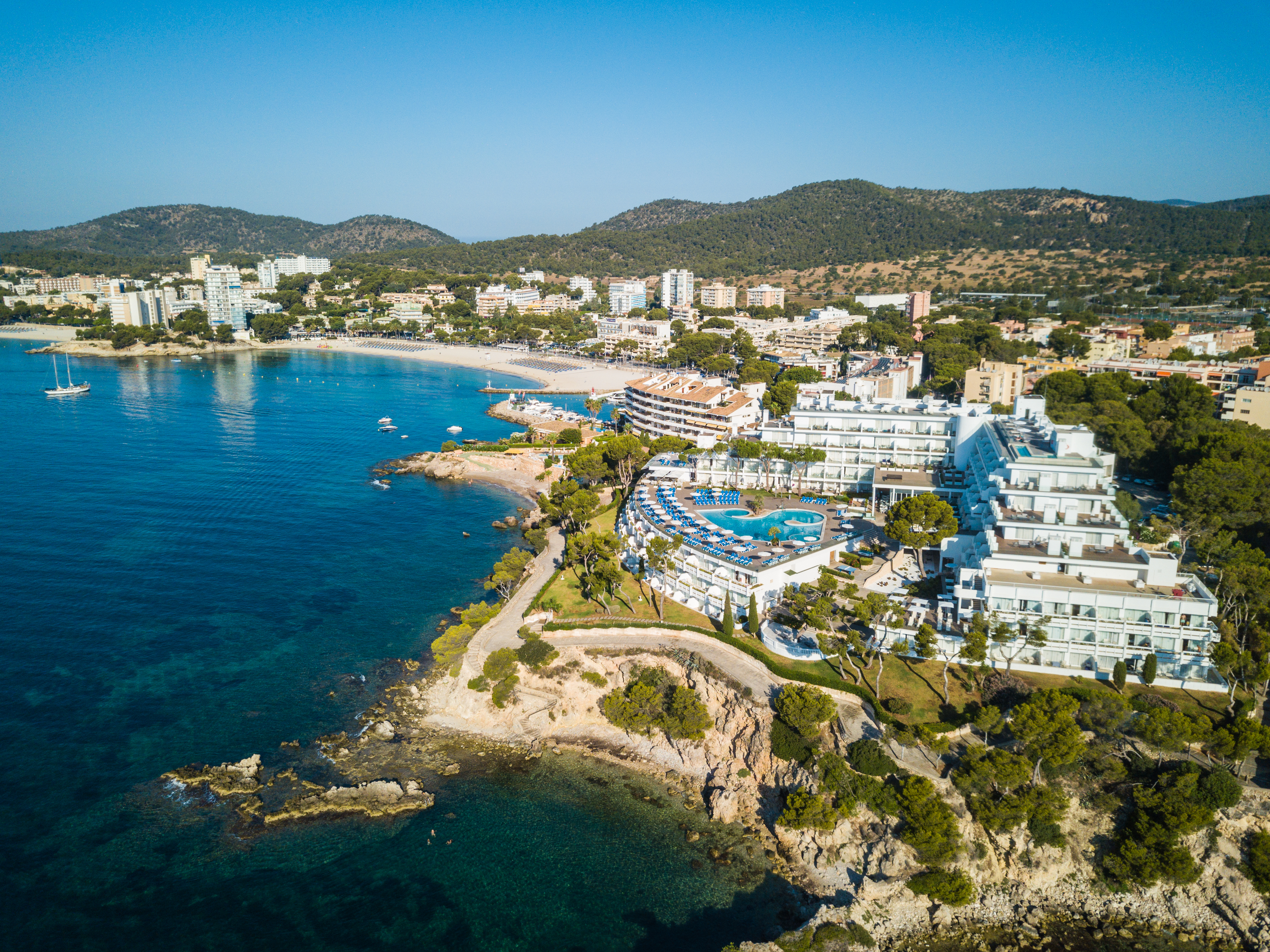 7 nights in the Aparthotel Ponent Mar with breakfast and 3 green fees