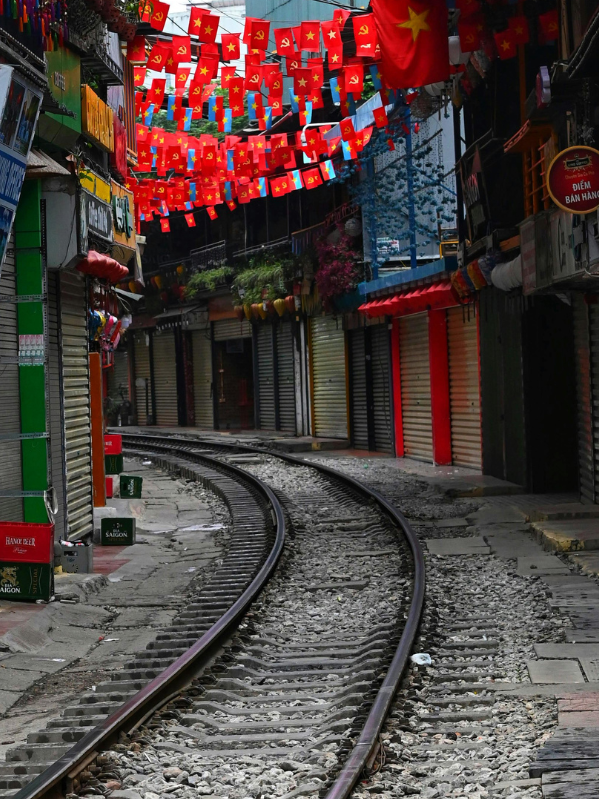 Un tren pasa a centímetros de las casas