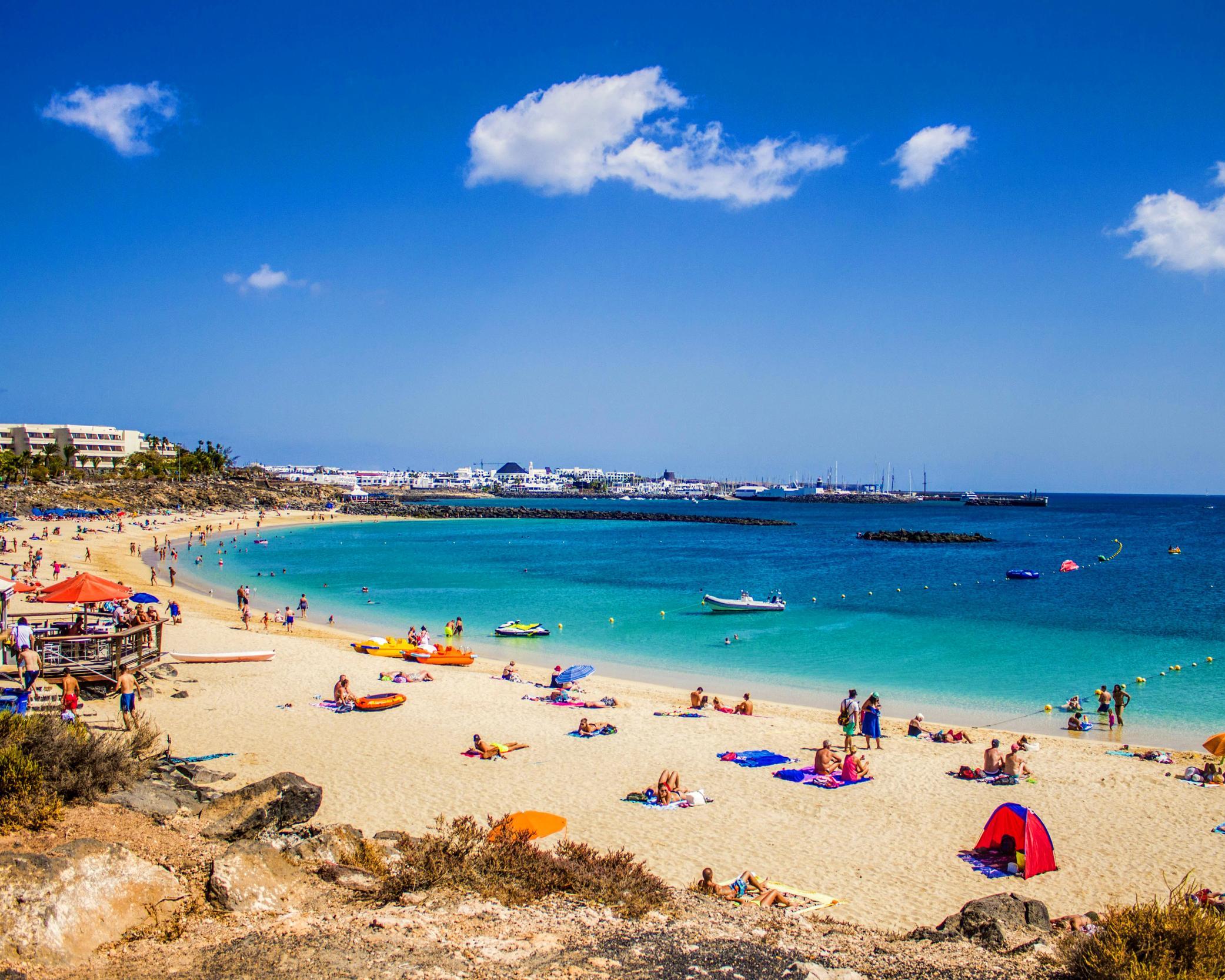 Disfruta de increíbles playas en Lanzarote desde Alicante