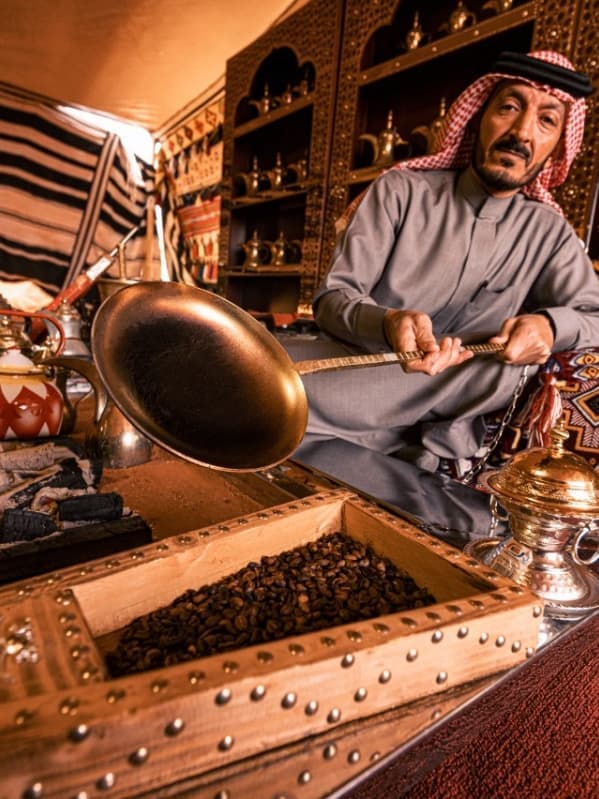 La Kahwa Saoudienne - Un café léger et parfumé, symbole d’hospitalité et d’art de vivre en Arabie Saoudite.